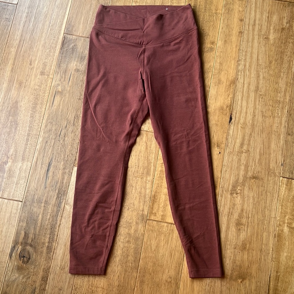 Old Navy Extra High-Rise PowerChill Leggings in Size Medium.